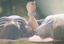 New Pregnancy Bracelet Buzzes to Let Dad Know When Baby Kicks