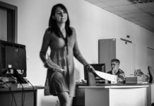 Here’s Why You Need to Ditch Your Desk and Walk for 5 Minutes